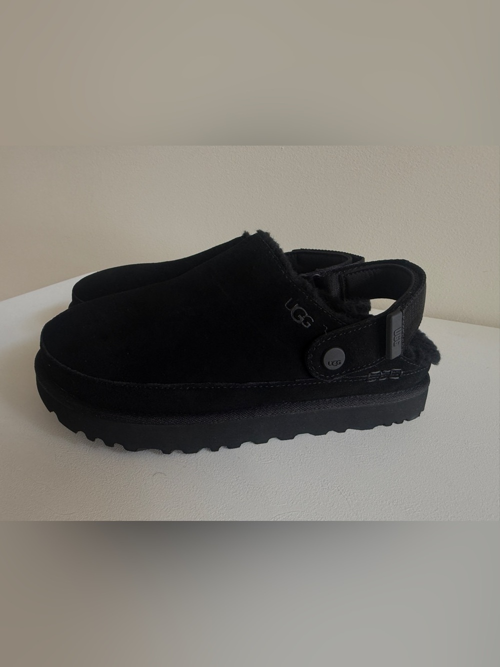 UGG Goldenstar Cozy Clog Shoes Women's Size 9, Black